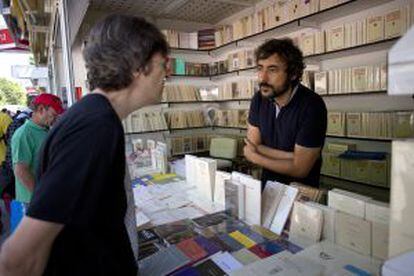 El escritor Abraham Gragera trabajando en una caseta de la Feria del Libro de Madrid.