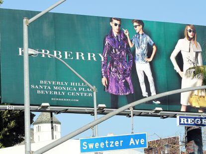 Romeo Beckham en un enorme cartel publicitario de Burberry, en California. 