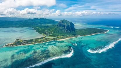 Vista aérea de la península de Le Morne, con la barrera de coral en primer término.