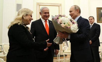 El presidente ruso, Vladímir Putin (derecha), recibe a Benjamin Netanyahu y a su esposa, Sarah, en el Kremin, este jueves.