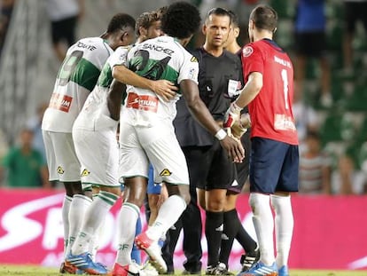 Muñiz Fernández, rodeado de jugadores del Elche tras el penalti.