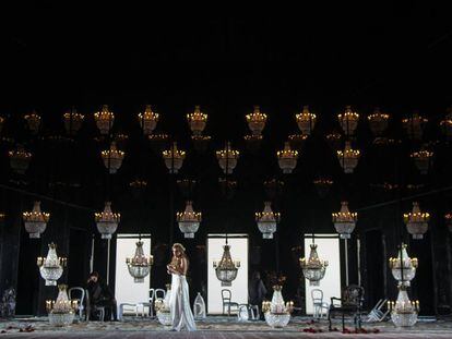 La escenograf&iacute;a de &#039;I puritani&#039; en el Teatro Real es obra de Daniel Bianco.