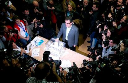 Artur Mas vota en la la Escuela Infant Jesús de Barcelona.