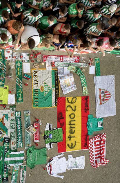Alrededor de un millar de aficionados del Betis y del Sevilla se han dado cita delante del estadio Benito Villamar&iacute;n para despedirse de Miki Roqu&eacute;