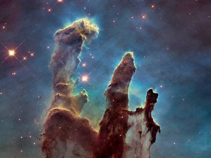 Los Pilares de la Creación, fotografía tomada por el telescopio espacial Hubble en la nebulosa del Águila, a unos 7.000 años luz de la Tierra.