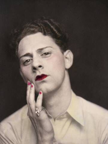 Hombre maquillado en una imagen de fotomatón en Estados Unidos, 1920.