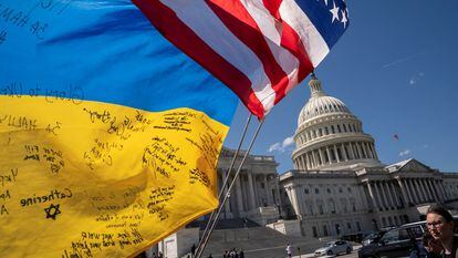 Dos banderas de Ucrania y Estados Unidos ondean fuera del Capitolio de EE UU, el pasado sábado.