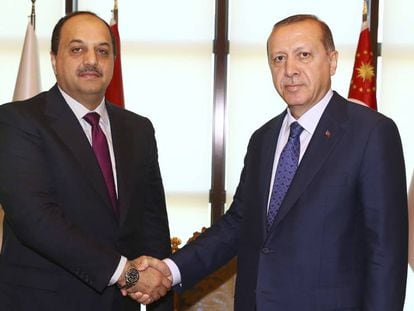 El presidente turco, Recep Tayyip Erdogan, recibe en Ankara al ministro de Defensa catar&iacute;, este s&aacute;bado en Ankara.