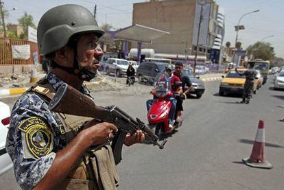 Un policía iraquí vigila un control en una calle de Bagdad.