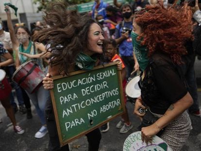 Una marea verde por la legalización del aborto inunda Latinoamérica