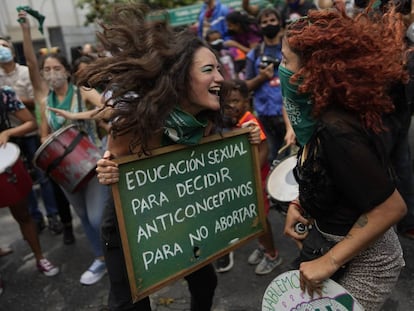 Una marea verde por la legalización del aborto inunda Latinoamérica