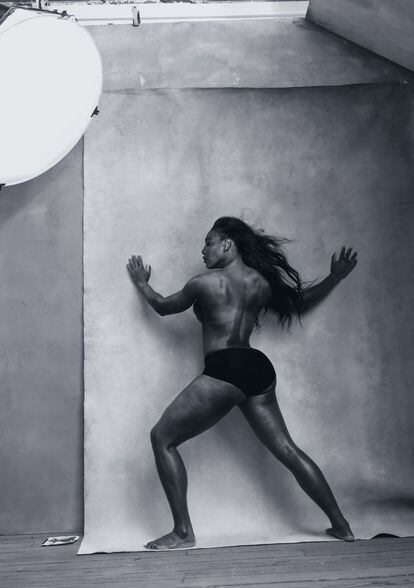 El calendari Pirelli del 2016 porta a les seves pàgines 13 dones influents que estan revolucionant el món d'avui des dels camps de la música, l'art, el cinema o l'esport. A la imatge, la tennista Serena Williams. La número u del tennis mundial femení, i guanyadora de 21 tornejos del Grand Slam, és una de les poques que s'atreveix a mostrar el seu cos nu per protagonitzar el mes d'abril.