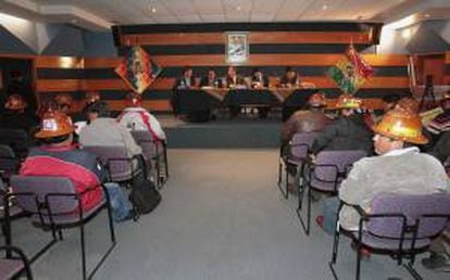 Vista de la reunión entre el Gobierno boliviano, mineros de los sindicatos estatales y de las cooperativas mineras privadas en el comienzo del diálogo para intentar solucionar el conflicto que existe entre ambos sectores de trabajadores que se disputan el yacimiento Colquiri, expropiada en junio pasado a la empresa suiza Glencore.