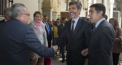 Carlos Lesmes y Lorenzo del R&iacute;o (derecha) saludan a varias personas.