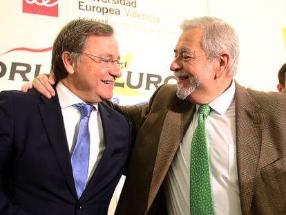 El consejero de Hacienda y el secretario de Estado, ayer, antes de la conferencia.