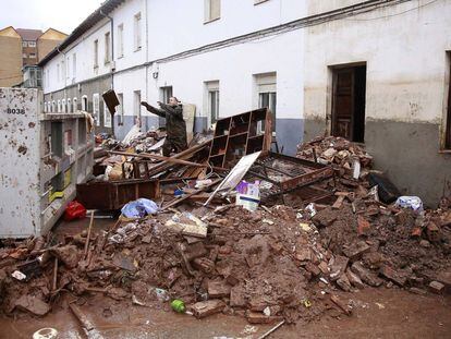 Vecinos limpian las viviendas afectadas en Reinosa (Cantabria), este sábado.