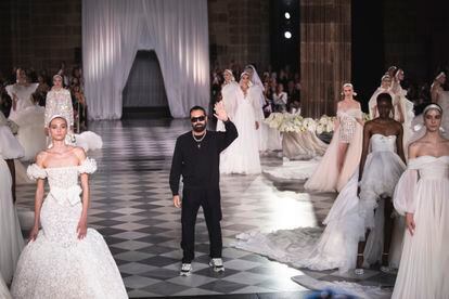 O designer Giambattista Valli acena no final de seu desfile na Wedding Week de Barcelona, ​​18 de abril de 2024.
