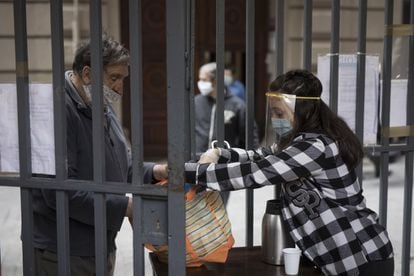 Esmorzars repartits a la parròqioa de Santa Anna.