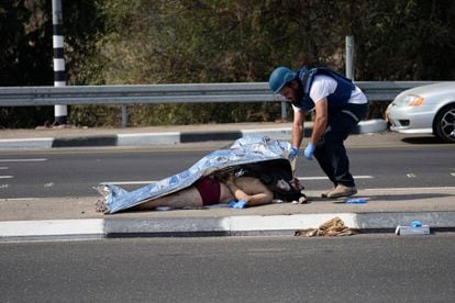 Un policía israelí cubría a un atacante palestino caído cerca de la franja de Gaza, en las afueras de Ashkelón.
