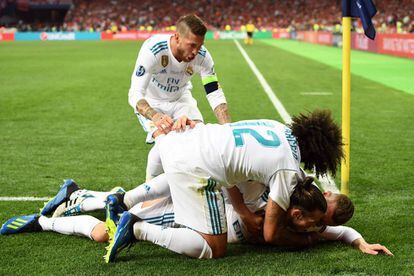 Gareth Bale celebra el segundo gol del Real Madrid junto a sus compañeros de equipo.