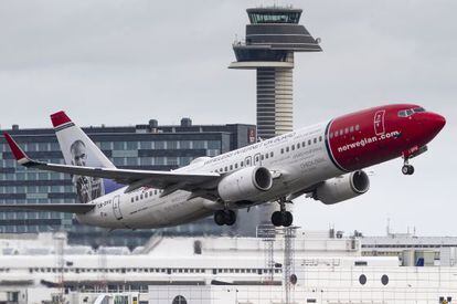 Un avión de Norwegian iniciando el despegue