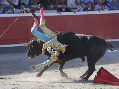 Un momento de la espectacular voltereta sufrido por Curro D&iacute;az en su primer toro..
 
 