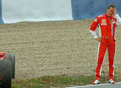 Schumacher, junto a su Ferrari tras salirse ayer de la pista durante los entrenamientos en Jerez.