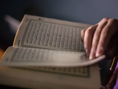 Una persona leyendo el Corán.