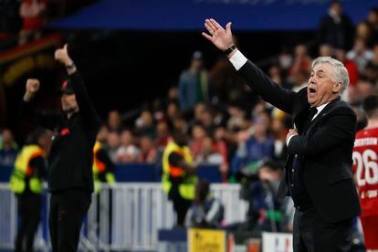  El entrenador del Real Madrid, Carlo Ancelotti, da instrucciones a sus jugadores durante la final de la Liga de Campeones. 