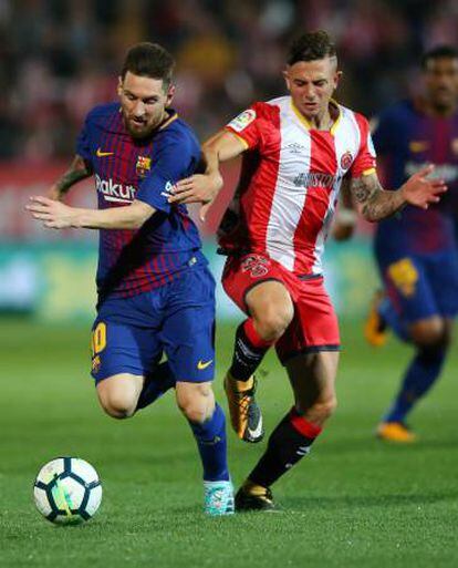 Maffeo persigue a Messi durante el partido.