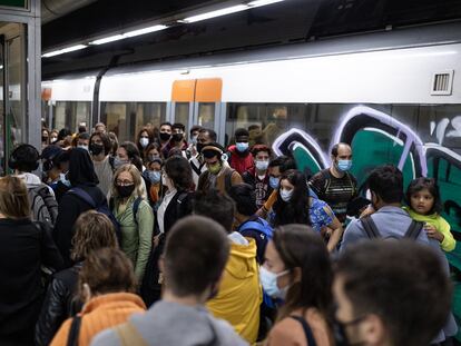 En la imagen, usuarios de Renfe se aglomeran en un anden de la estación de Sants.