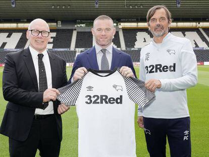 Rooney (C) en su presentación con el Derby County, junto al propietario del equipo, Mel Morris (I), y al entrenador, Phillip Cocu