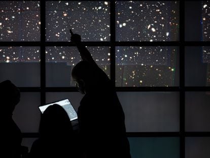 Científicos del Centro de Computación Avanzada de la Universidad de Texas, en Austin, estudiaban la primera imagen de campo profundo del telescopio 'James Webb', el 21 de julio.
