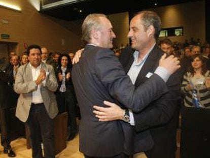 Alberto Fabra y Francisco Camps se saludan en un acto de campaña el pasado abril.