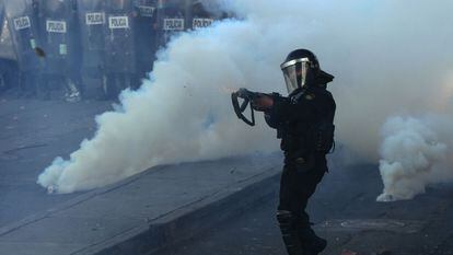 Un elemento de la policía dispara un cartucho de gas lacrimógeno durante la manifestación del 2 de octubre de 2013 en la Ciudad de México. 