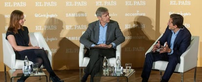 Paloma Real, directora general de Mastercard España;Íñigo de Barrón, periodista de El País que ejercía de moderador, y Carlos Palacios, director de desarrollo de producto de Banco Santander.