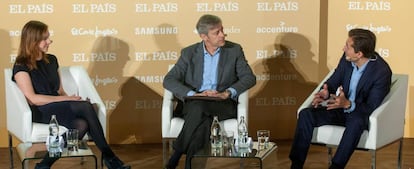 Paloma Real, directora general de Mastercard Espa&ntilde;a;&Iacute;&ntilde;igo de Barr&oacute;n, periodista de El Pa&iacute;s que ejerc&iacute;a de moderador, y Carlos Palacios, director de desarrollo de producto de Banco Santander.