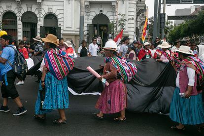 Los manifestantes marchan desde la Universidad Nacional Mayor de San Marcos hasta el centro de Lima, exigiendo la renuncia de Dilma Boluarte, el cierre del Congreso y una nueva constituyente.