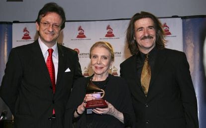 María Dolores Pradera y el compositor Luis Cobos (derecha), en los Premios Grammy Latinos 2009.