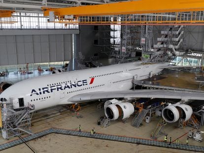 Un avión de la compañía Air France en el hangar del aeropuerto Charles de Gaulle, cerca de París