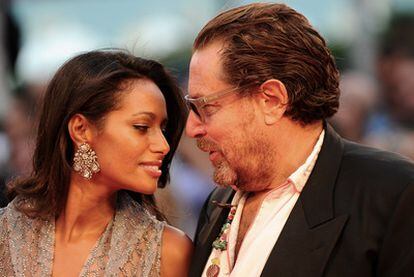 El cineasta Julian Schnabel observa a su pareja, la guionista de <i>Miral</i> Rula Jebreal, ayer en Venecia.