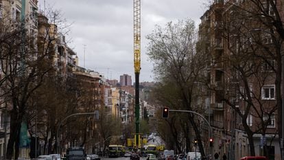 La grúa que transportaría la máquina pesada por encima de los edificios, esta tarde en la calle Cavanilles de Madrid.