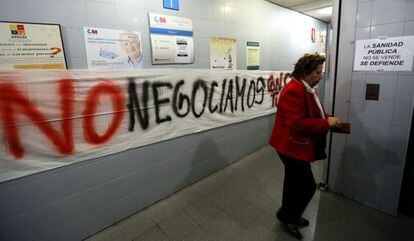 Pancarta en el interior del centro de salud Ibiza durante la segunda jornada de huelga de la sanidad madrileña.