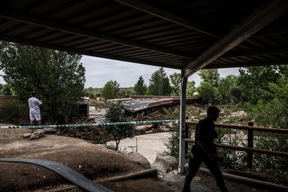 Acceso a uno de los puentes de Aldea del Fresno, cerrado por la Guardia Civil