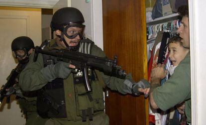 Agentes de migraci&oacute;n de EEUU se llevan a Eli&aacute;n de casa de sus t&iacute;os, en Miami, en abril de 2000.