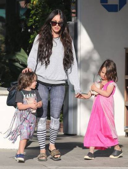 La actriz Megan Fox y sus dos hijos mayores, el pasado mayo en Malibú.