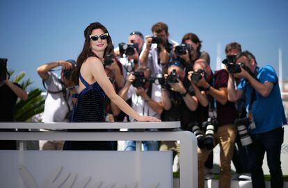 La actriz estadounidense Anne Hathaway posa para los fotógrafos en Cannes.