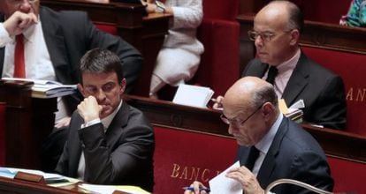 Manuel Valls junto al ministro de Economía francés, Michel Sapin