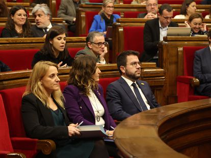 La consejera Natàlia Mas, la consejera de Presidencia Laura Vilagrà y el president Pere Aragonès, este martes, en el Parlament,