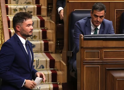 El portavoz de ERC, Gabriel Rufián, pasa por delante de Pedro Sánchez en el Congreso de los Diputados, el pasado martes.